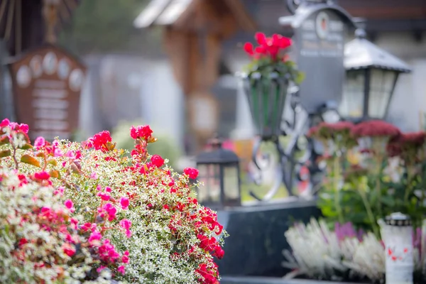 Bougie / lanterne au cimetière, funérailles, chagrin. Flotteurs et C — Photo