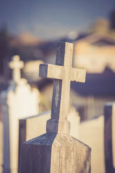 Croce di pietra sul cimitero, sole serale — Foto Stock