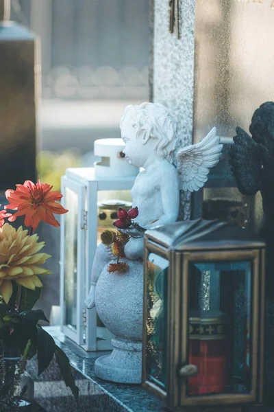 Marmoreal vit ängel på kyrkogården, sorg, solljus — Stockfoto