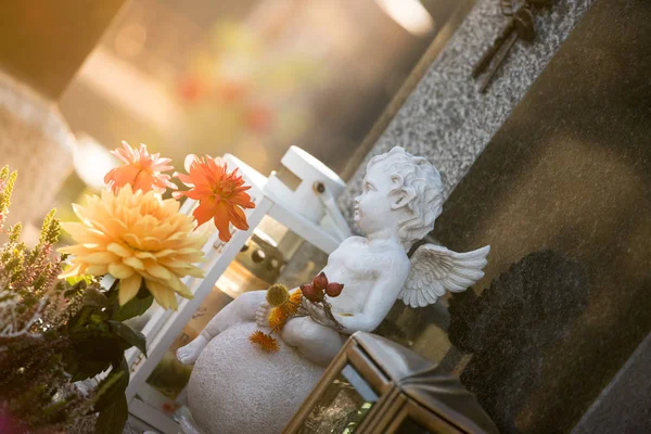 墓地のマーモアル白い天使、悲しみ、日光 — ストック写真