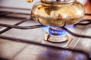 Sabah kahve yapma: Bir gaz sos üzerinde İtalyan kahve ocak