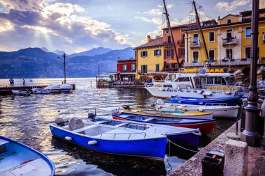 Lago di garda sevimli İtalyan köyü Malcesine: renkli ev