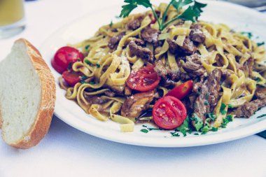 Sığır eti ile taze Akdeniz makarna, İtalya