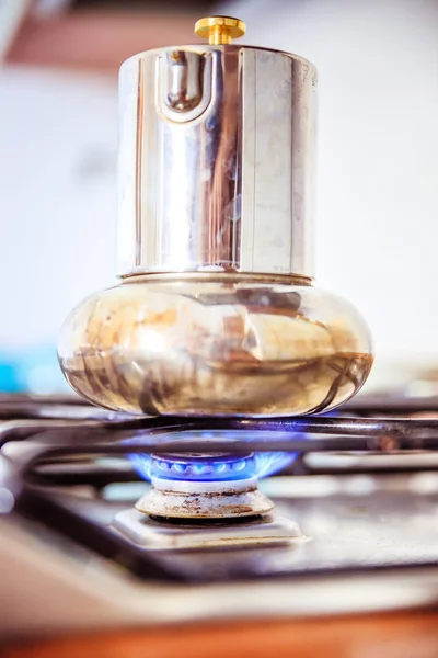 Making coffee in the morning: Italian coffee cooker on a gas sto — Stock Photo, Image