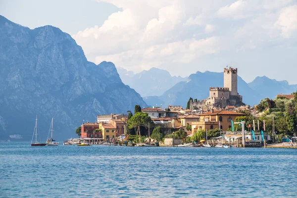 İtalya'da pastoral sahil: Mavi su ve lago di şirin bir köy — Stok fotoğraf