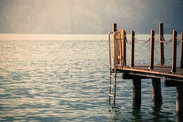 Vacaciones de verano: muelle de madera sobre el agua azul del lago — Foto de Stock