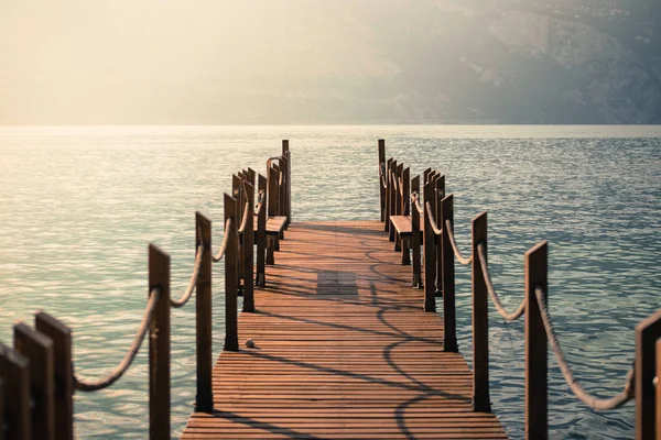 Vacaciones de verano: muelle de madera sobre el agua azul del lago — Foto de Stock