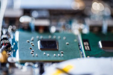 Bilgisayar Teknolojisi Kavramı: Bir bilgisayar çipinin yakın