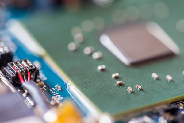 Концепция компьютерных технологий: Крупный план компьютерного чипа на
