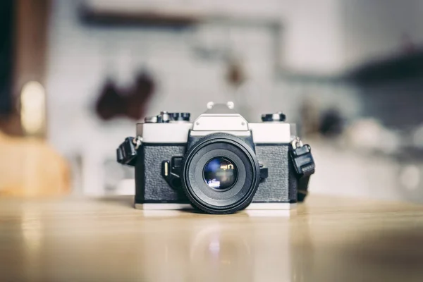 Retro vintage photography camera on a wooden table, blurry backg — Stock Photo, Image