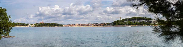 Paisaje de la bahía costera en Croacia. Vacaciones de verano. Panorama . — Foto de Stock