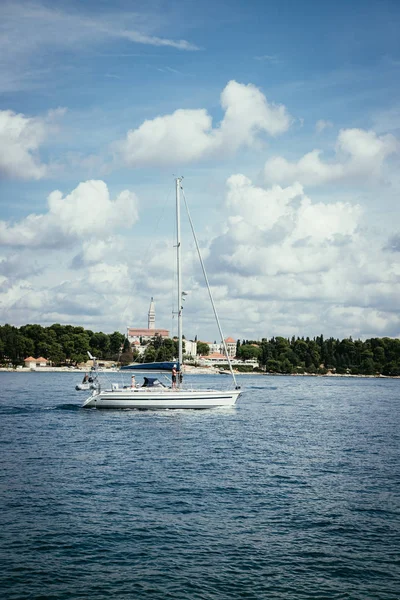 Barcos en una bahía con aguas cristalinas, Croacia — Foto de Stock