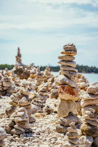 Spirituality and wellness: Cairns on a pebble beach — Stock Photo, Image