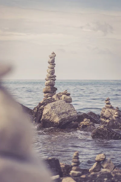 Spiritualité et bien-être : Cairns sur une plage de galets — Photo