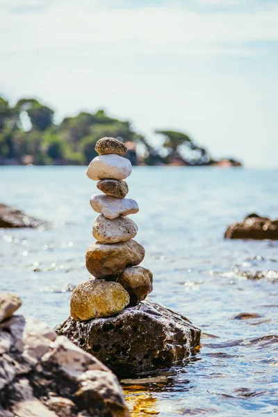 Espiritualidade e bem-estar: Cairns em uma praia de seixos — Fotografia de Stock