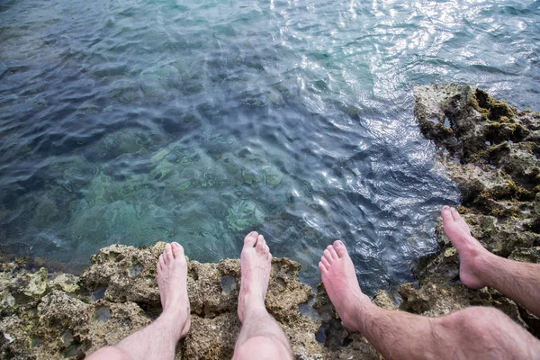 Relaxace na dovolené: dva muži drží nohy v w — Stock fotografie