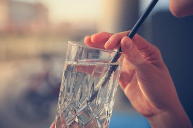 Yaz aylarında ferahlatıcı içki: Kız soğuk bardak tutuyor 