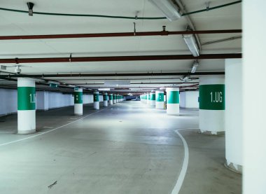 Yeraltındaki otopark. Asfalt ve boş otopark