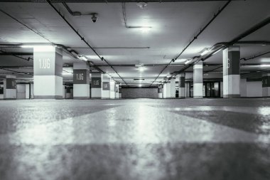 Yeraltındaki otopark. Asfalt ve boş otopark