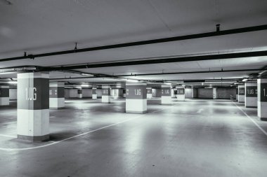 Yeraltındaki otopark. Asfalt ve boş otopark