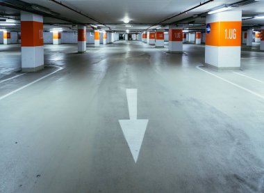 Yeraltındaki otopark. Asfalt ve boş otopark