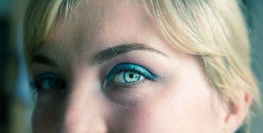 Güzel mavi makyaj ile kadın göz, yakın