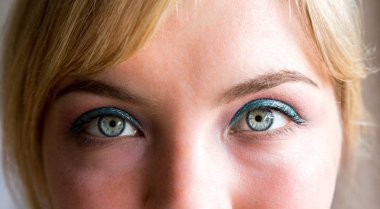 Güzel mavi makyaj ile kadın göz, yakın