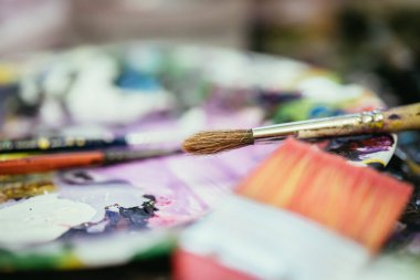 Resim resmi: arka plan daki boya fırçaları