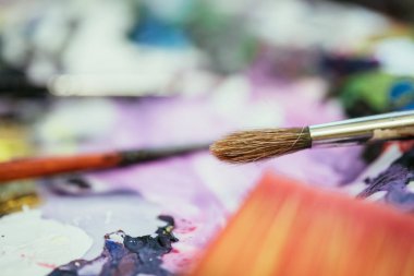 Resim resmi: arka plan daki boya fırçaları