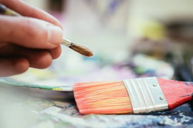 Resim resmi: arka plan daki boya fırçaları