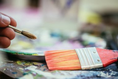 Resim resmi: arka plan daki boya fırçaları