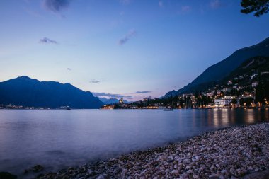 Lago di garda'da akşam sahnesi: Plaj, göl ve köy