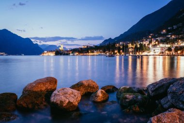 Lago di garda'da akşam sahnesi: Göl, kayalar ve köy