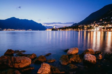 Lago di garda'da akşam sahnesi: Göl, kayalar ve köy