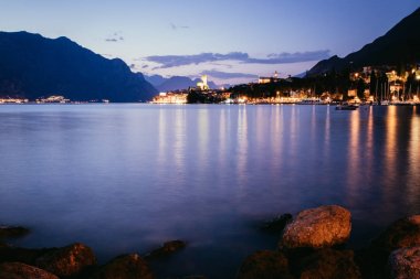 Lago di garda'da akşam sahnesi: Göl, kayalar ve köy