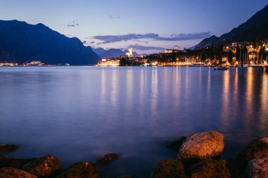 Lago di garda'da akşam sahnesi: Göl, kayalar ve köy