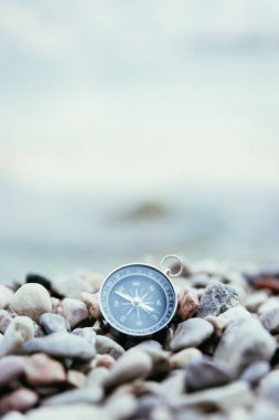 Navigasyon konsepti: Pusula denize yakın sahilde yatıyor
