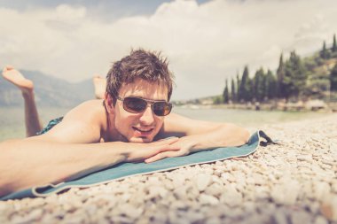 Sahilde tatilin tadını çıkarıyorum. Güneş gözlüğü ile Yakışıklı.