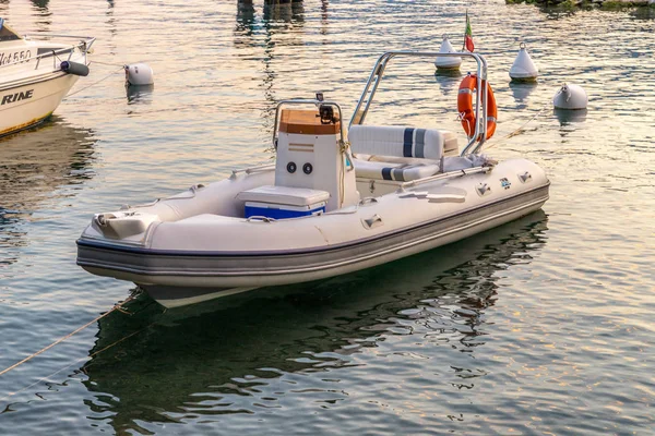 Bateau à moteur sur un lac en Italie — Photo