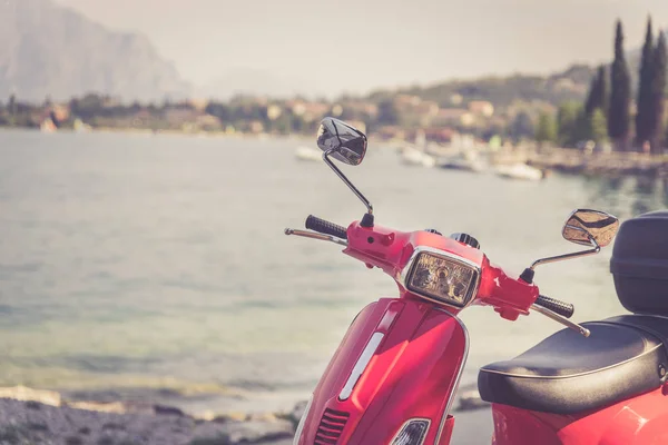 Style de vie italien : Scooter rouge, paysage côtier avec ciel bleu . — Photo