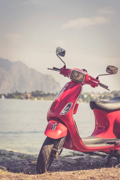 Estilo de vida italiano: Scooter rojo, paisaje costero con cielo azul . —  Fotos de Stock