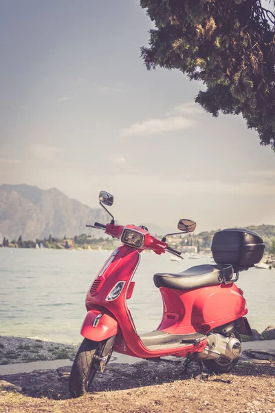 Estilo de vida italiano: Scooter rojo, paisaje costero con cielo azul . —  Fotos de Stock