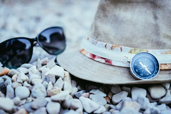 Концепция летнего отдыха. Соломенная шляпа и аксессуары на пляже . — стоковое фото