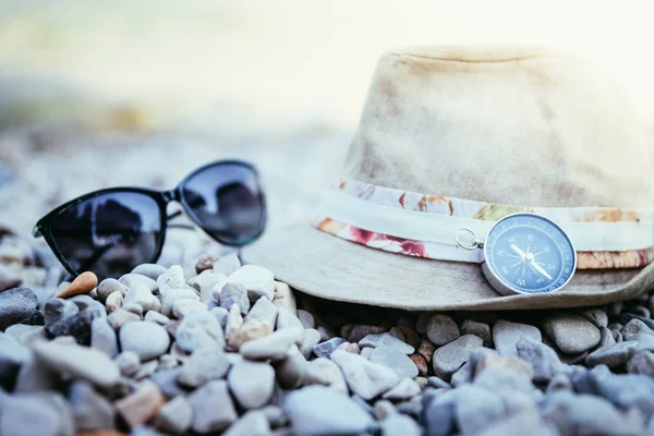 Conceito de férias de verão. Chapéu de palha e acessórios na praia . — Fotografia de Stock