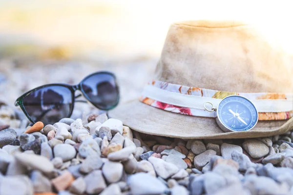 Conceito de férias de verão. Chapéu de palha e acessórios na praia . — Fotografia de Stock