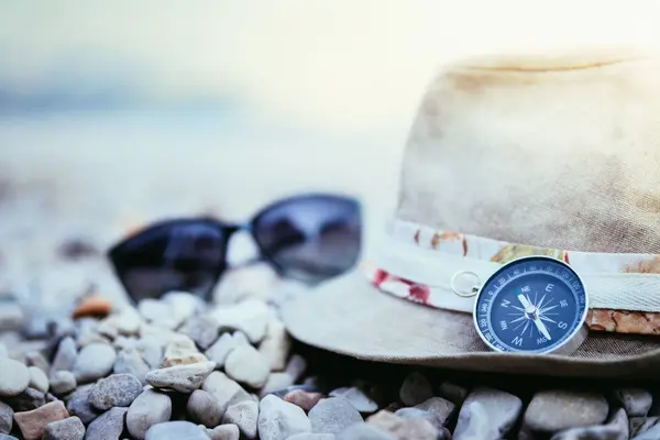 Conceito de férias de verão. Chapéu de palha e acessórios na praia . — Fotografia de Stock