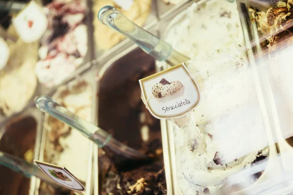 Crème glacée italienne : crème glacée fraîche savoureuse en gelateria — Photo