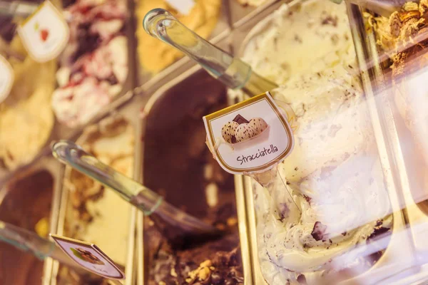 Crème glacée italienne : crème glacée fraîche savoureuse en gelateria — Photo