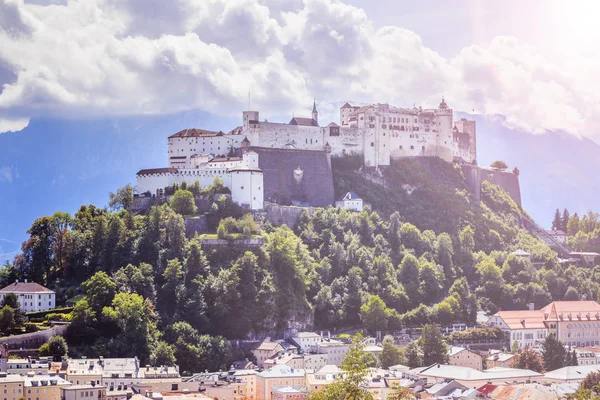 Salisburgo: Fortezza Hohensalzburg in estate alla luce del sole — Foto Stock