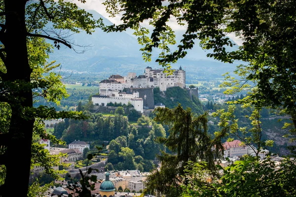 Salzburgo: Fortaleza Hohensalzburg na hora de verão — Fotografia de Stock